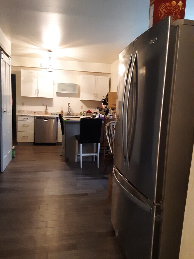 Apartamento 1 - Refrigerador de 3 puertas - 523 E State St