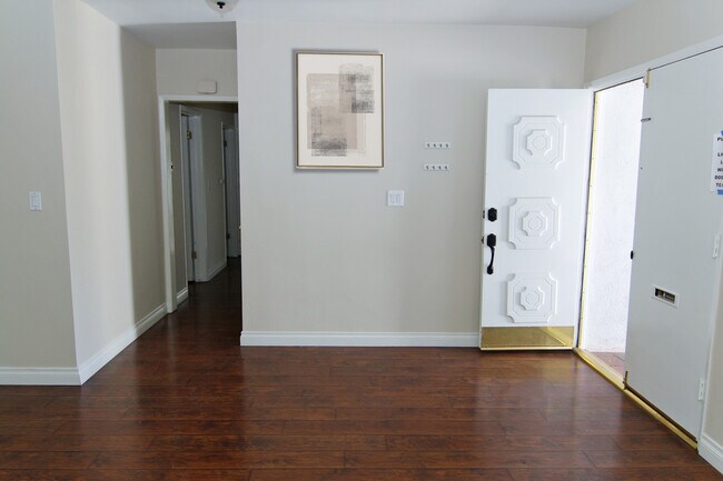 Foto del edificio - 9310 Crebs Ave