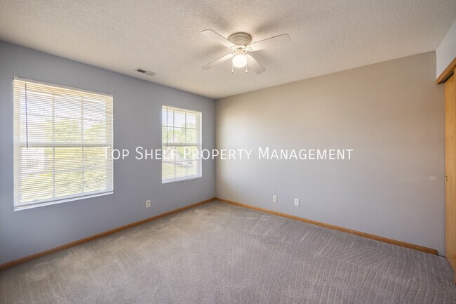Building Photo - 575 SE Whitetail Ln
