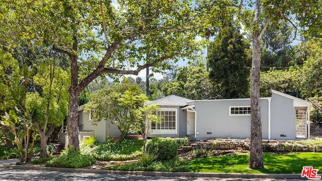 Building Photo - 1640 La Loma Rd