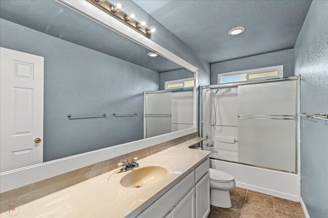 Building Photo - 833 Mackilhaffy Dr