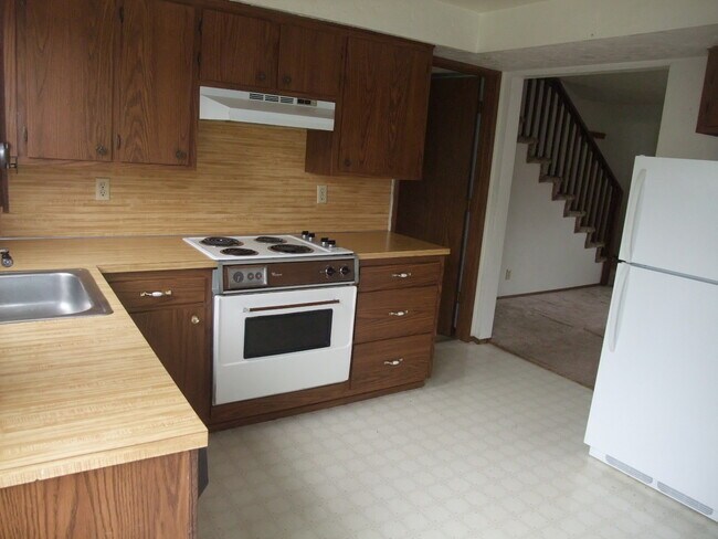 Foto del edificio - 2 Bedroom 1  1/2 Bath Unit Of  Duplex With A Garage In Albany