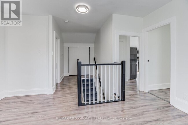 Photo du bâtiment - 530 Kingston Rd W