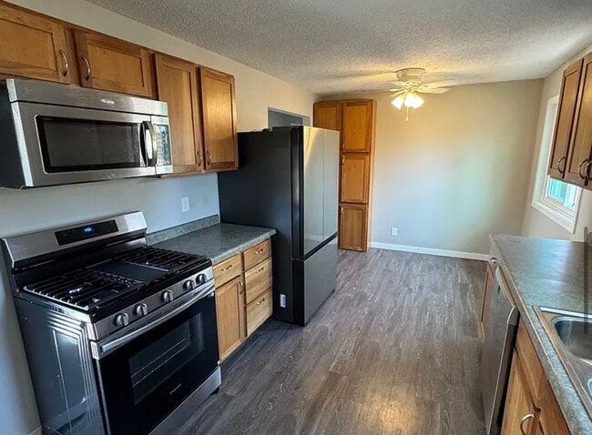 Building Photo - 930 Larpenteur Ave W