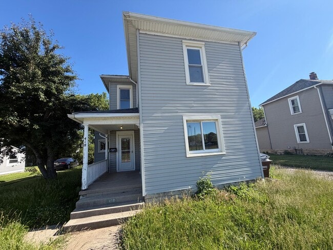 Building Photo - 418 E Ash St