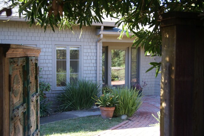 Building Photo - 1464 School House Rd
