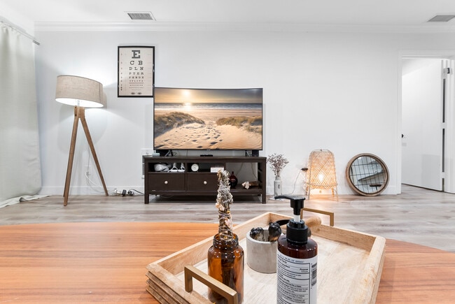 Relájese y descanse: acomódese en el lujoso sofá y sumérjase en el entretenimiento con el televisor inteligente. - 4110 Mount Alifan Pl