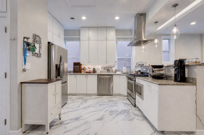 Building Photo - 1128 W Fullerton Ave