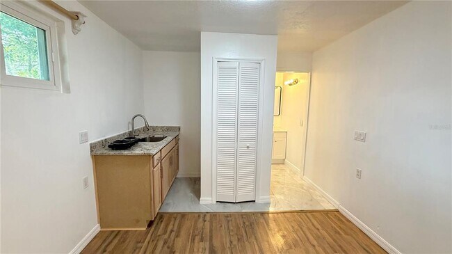 Foto del edificio - 6310 Lake Underhill Rd