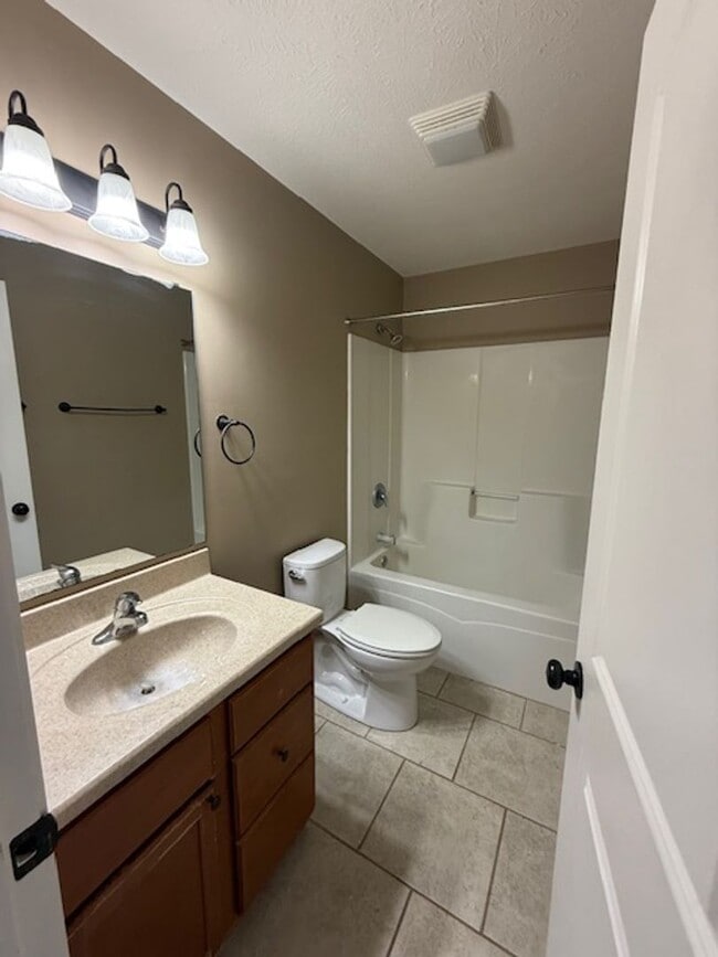 Building Photo - 616 Wintergreen Dr