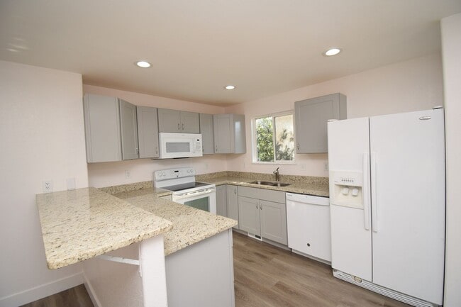 Building Photo - Huge 6 Bed 2 Bath Home in SLC!!!