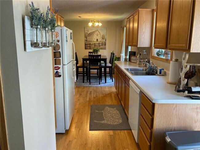 Building Photo - 704 Evergreen Cir