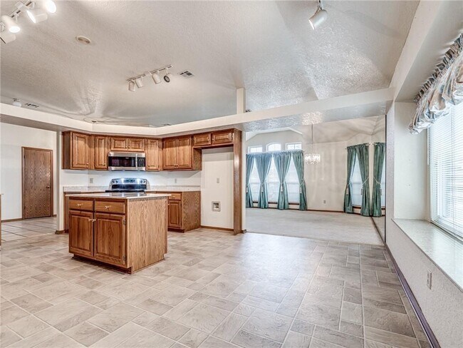 Building Photo - 1205 Blue Ridge Dr