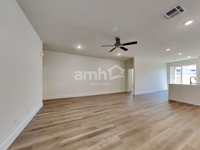 Building Photo - 521 Silverbell Falls Pl