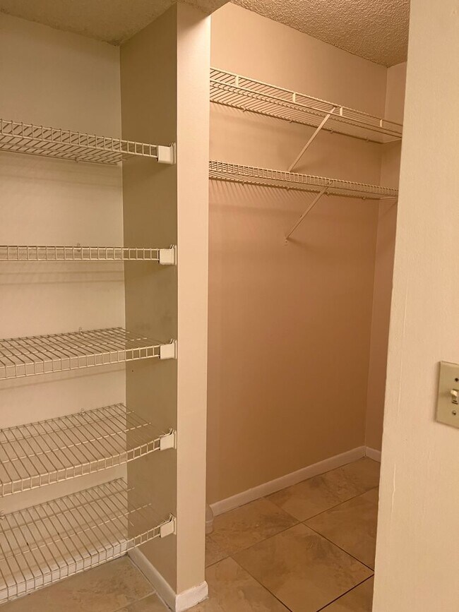 Building Photo - Remodeled First Floor Cutie!
