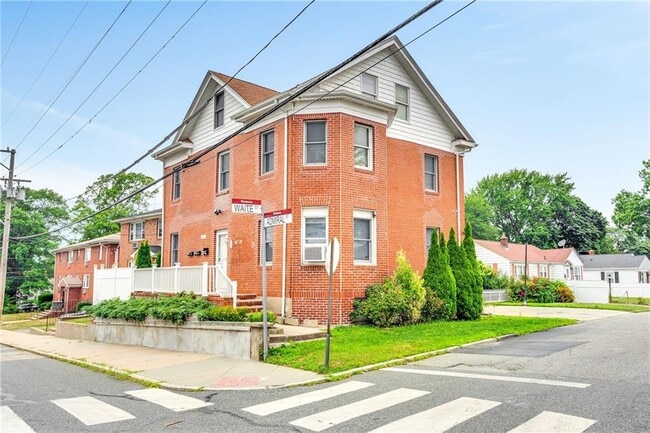 Building Photo - 773 Admiral St
