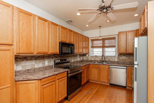 Kitchen - 803 10th Ave N