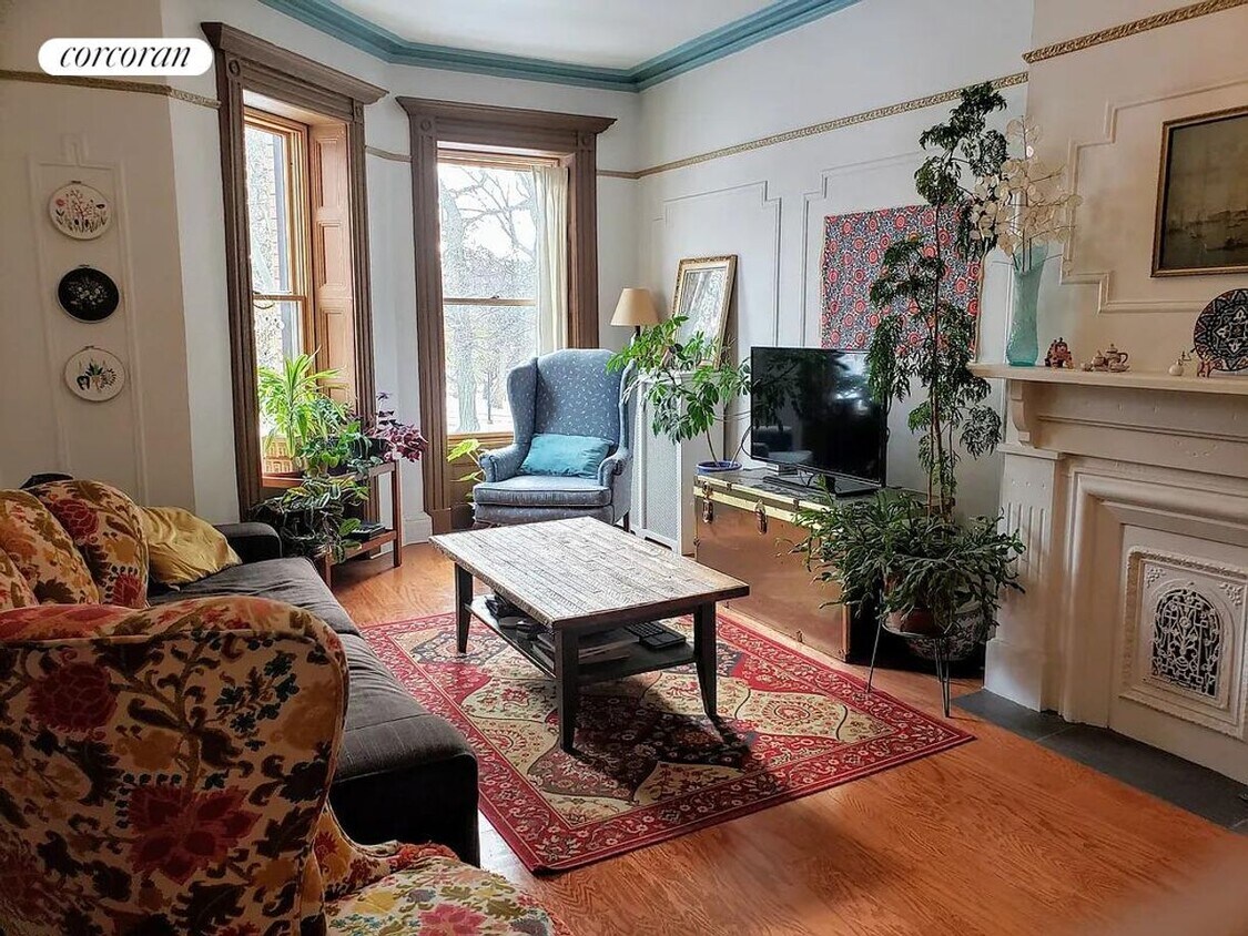 Primary Photo - 813 Halsey St