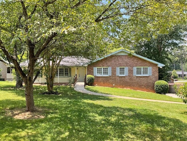 Photo - 680 Foxcroft Cir SE House