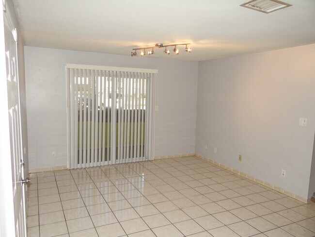Foto del edificio - 1400 Gandy Blvd N