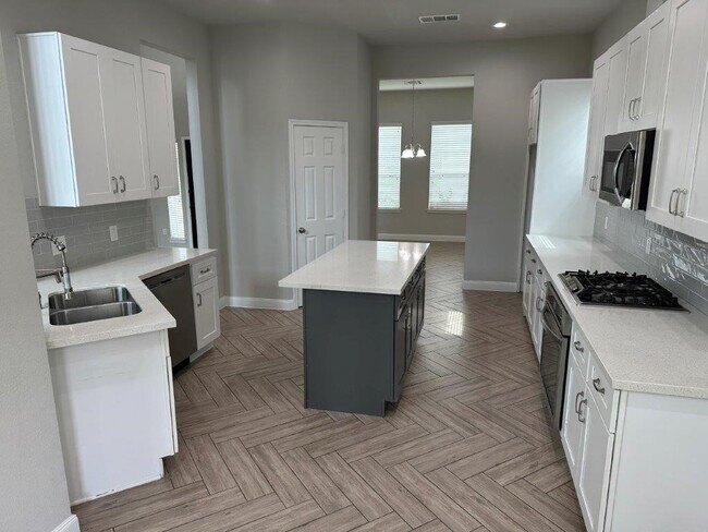 Building Photo - 16419 Lakewood Field Dr