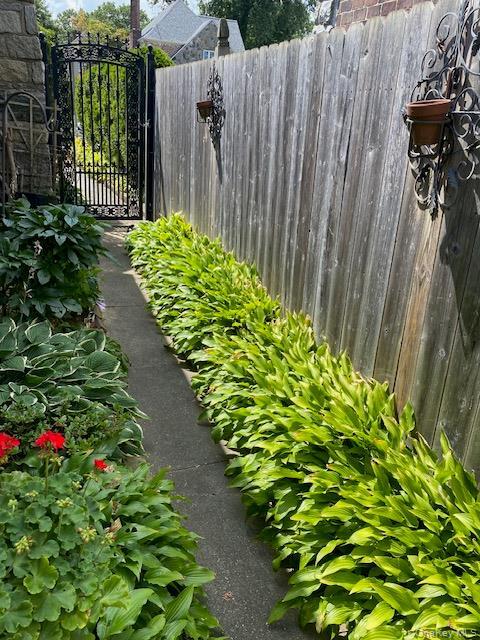 Foto del edificio - 84 Surrey Ln