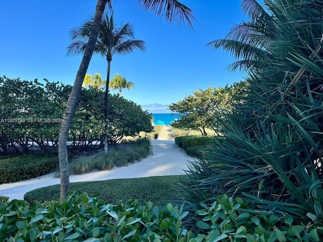 Foto del edificio - 10185 Collins Ave