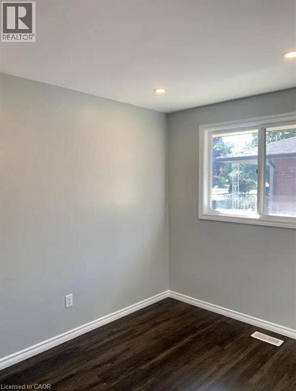 Building Photo - 33 Kenwood Crescent