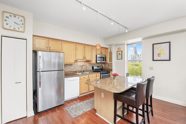 Building Photo - 5 E 14th Pl