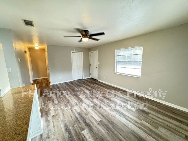 Foto del edificio - 1017 Caroline Ave