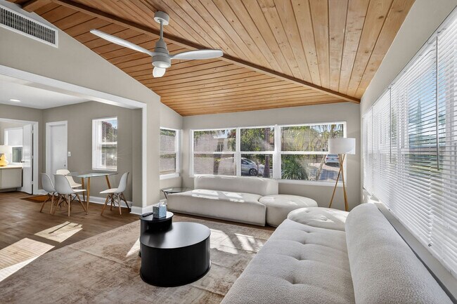 Foto del edificio - 823 Avenida Hermosa