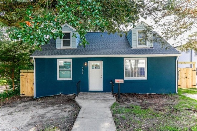 Charming Bungalow - Charming Bungalow House