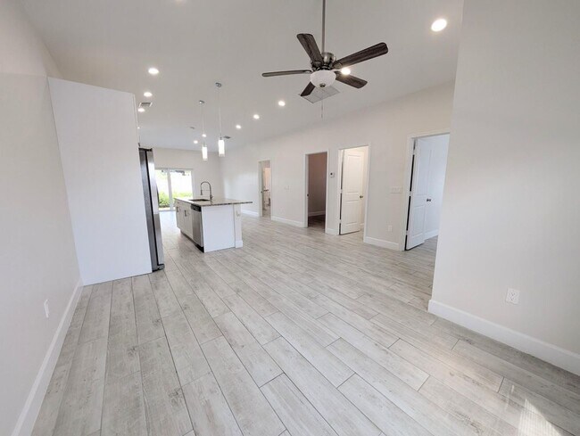 Building Photo - 1566 W 26th Ct