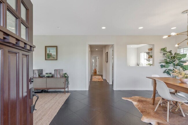 Foto del edificio - 2324 S Highland Ave