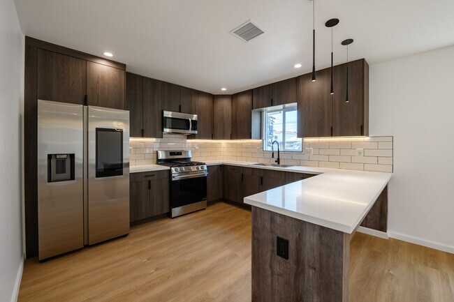 Foto del edificio - 6557 Darwell Ave