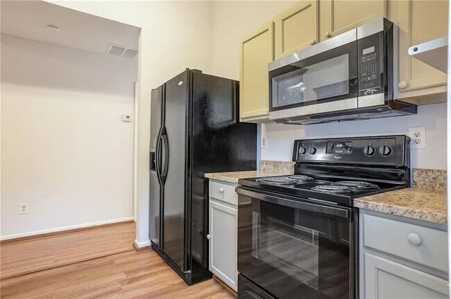 Foto del edificio - Room in House on Cypress Pointe Dr