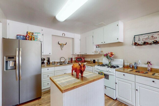Building Photo - COMING SOON Cozy 4 bed -1 bath - Close to Uptown