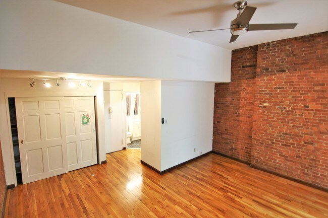 Building Photo - 112 W 71st St