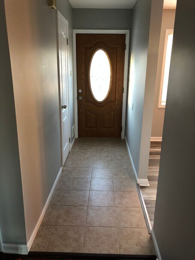 Foto del edificio - 2 bedrrom + basement Townhouse with Waterviews in Bristol. Large Private Backyard w Deck.