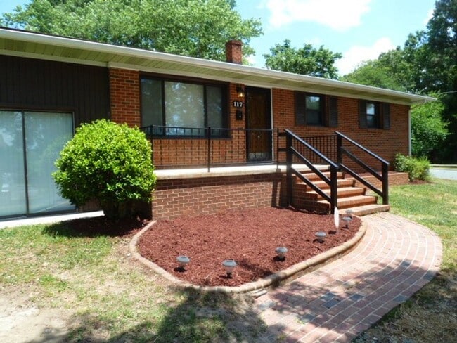 Foto del edificio - Beautiful 3 bedroom house with wood floors...
