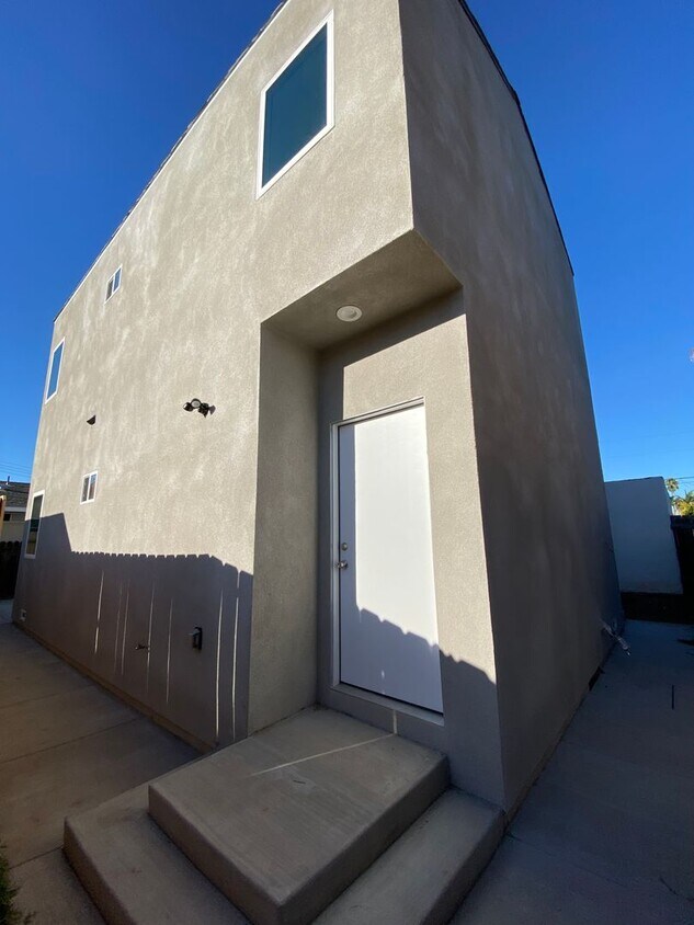 Primary Photo - AVAILABLE FOR MOVE IN NOW!! Gorgeous brand...