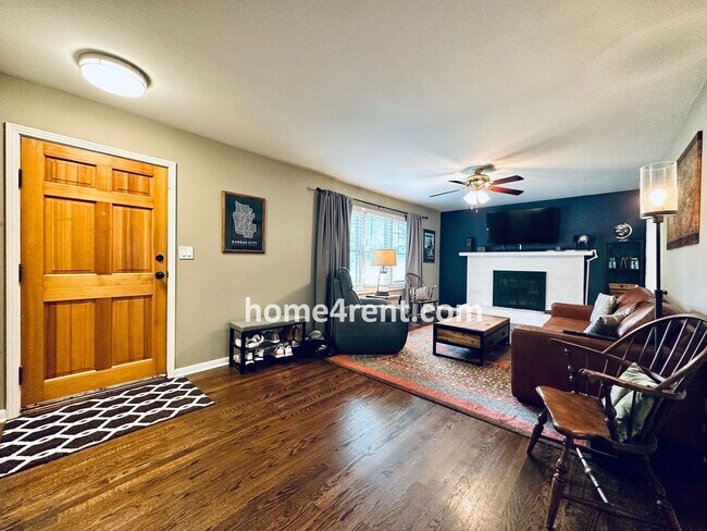 Foto del edificio - Beautiful Overland Park Home w/ Wood Floor...