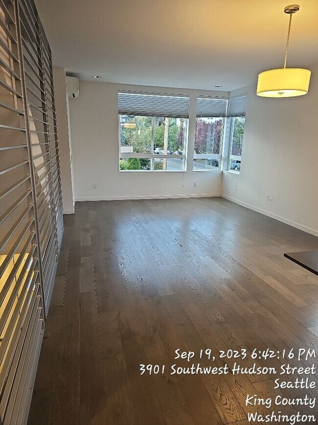 Foto del edificio - West Seattle townhome - 3 bedroom 3.5 bath...