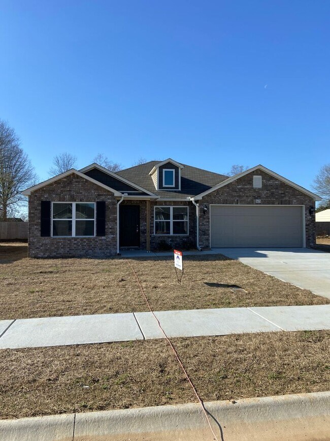 Building Photo - *Pre-leasing* Four Bedroom | Two Bath Home...