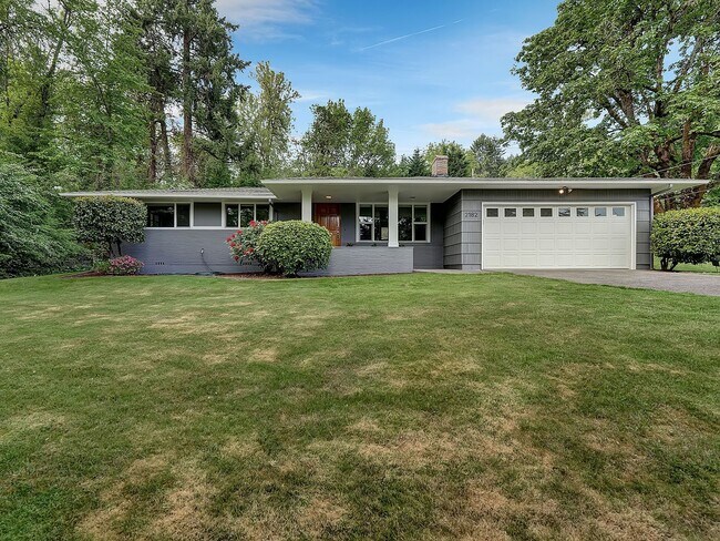 Building Photo - Remodeled Ranch Backing to Glenmorrie Park