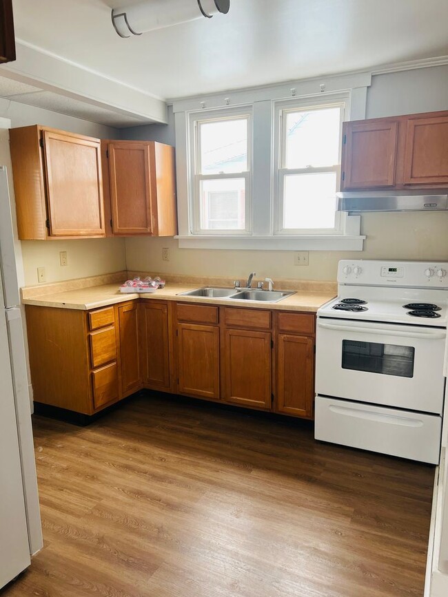 Building Photo - 3 br, 1 bath House - 556 Spruce Ave
