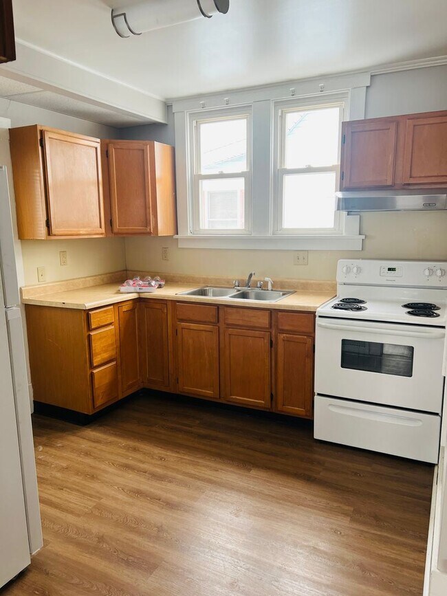 Foto del edificio - 3 br, 1 bath House - 556 Spruce Ave