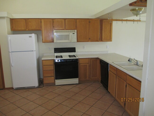 Building Photo - Beautiful 3 Bedroom, 2 Bathroom, Available...