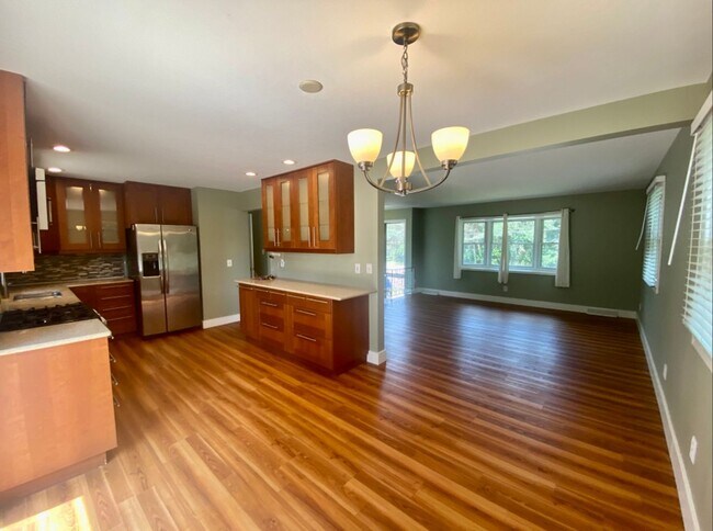 Foto del edificio - Stunning Bi-Level 3 Bedroom Home in Forest...