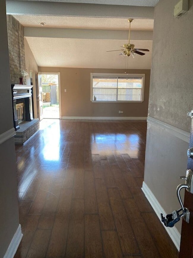 Building Photo - Lovely well cared for home on an extensive landscaped corner lot! Spacious family room with high ...